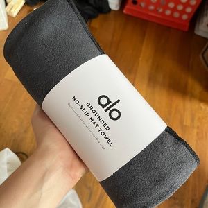 Alo Yoga Grounded No-Slip Mat Towel